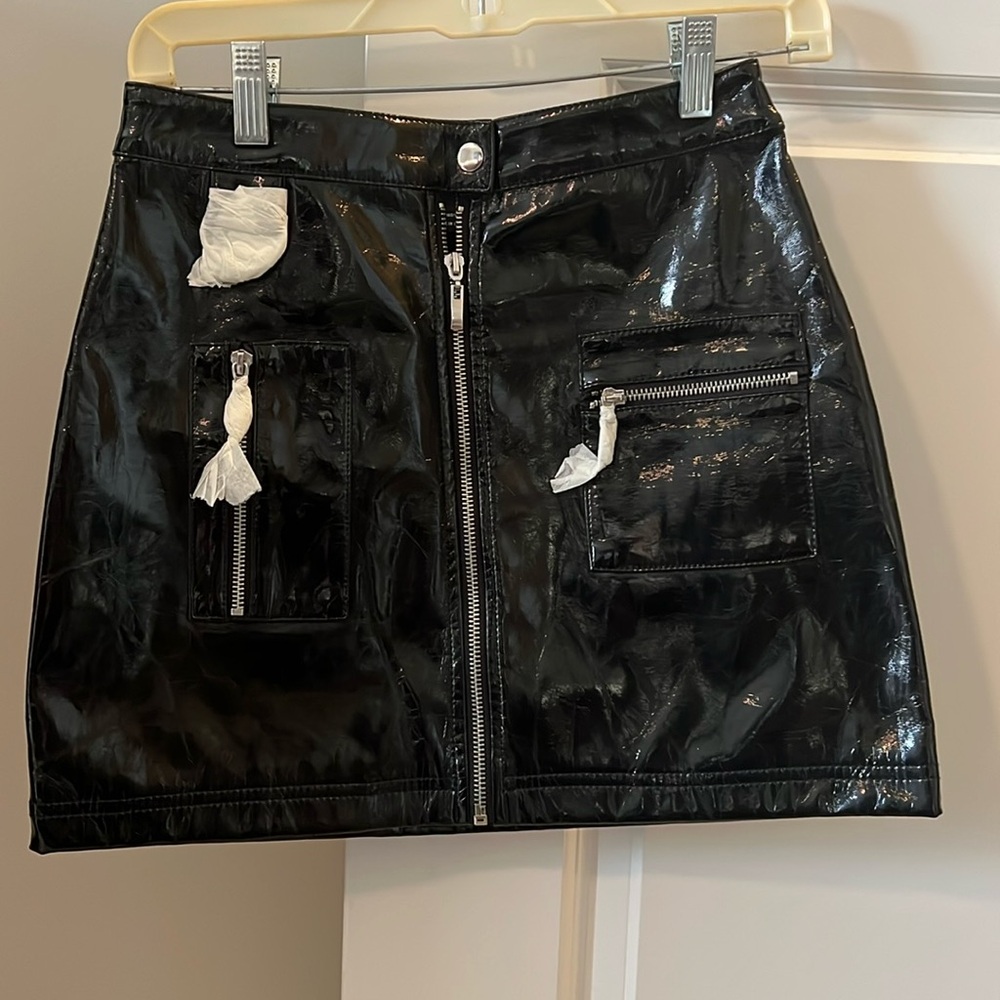 Black mini skirt. NWT. Forever 21. Size S. Nice for parties/clubs/outings. NICE
